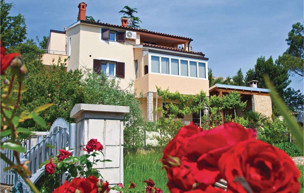 Nice Apartment In Pula With Kitchen Pula