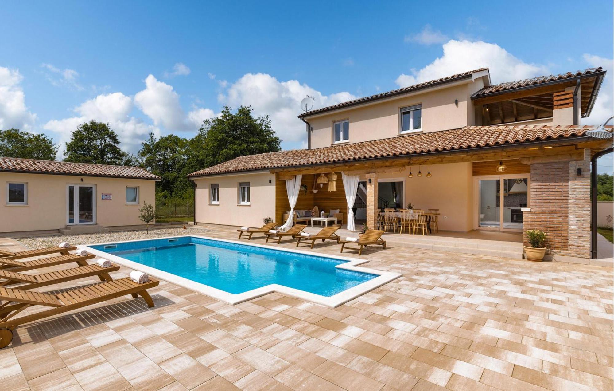 Holiday home 4 Bedroom Lovely In Pusti Peresiji