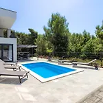 Modern Villa Flavia In Medulin Near The Beach