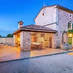 Holiday House Meri