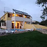 Plush Holiday Home In Novigrad With Patio