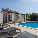 Charming Willa With Pool Near Medulin
