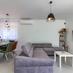 Modern Villa Flavia In Medulin Near The Beach