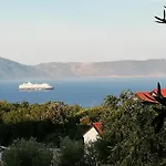 Remarkable 3-Bedroom Apartment In Rabac