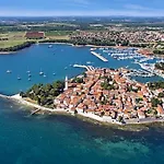 Plush Holiday Home In Novigrad With Patio