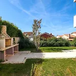 Attractive Apartment In Banjole With Swimming Pool