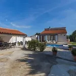 Charming Willa With Pool Near Medulin