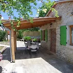 House Elvis, Sveti Kirin