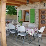 House Elvis, Sveti Kirin