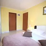 Lovable Apartment, Pool With Deckchairs