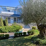 Villa Aylin 5-Bed Next To The Sea