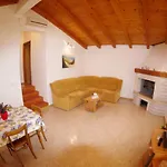 House Elvis, Sveti Kirin