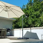 Garden & Pool Bbq Spacious Apartment By Rt Kamenjak