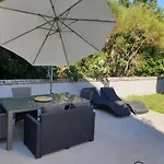 Garden & Pool Bbq Spacious Apartment By Rt Kamenjak