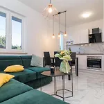 Three Waves Apartment New