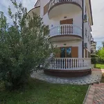 Apartment Nias Place