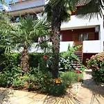 Apartment Ornela With Garden