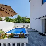 Apartment Vedran With Pool, Near Porec