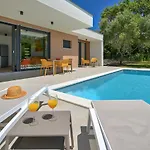 Villa Solis-Modern Villa For A Romantic Retreat, Heated Pool