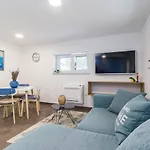 Tino Apartment With Free Parking