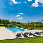 Villa Green Holiday