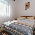 Apartment Knezevic With Pool