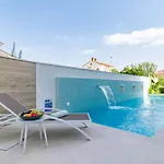 Villa Elena Deluxe Mit Whirlpool Und Beheiztem Pool Am Meer Und Wunderschoenen Blick Auf Die Brijuni Inseln