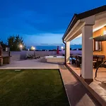 Luxury Villa Hedone With Pool & Whirpool In Pula Near The Beach