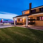 Luxury Villa Hedone With Pool & Whirpool In Pula Near The Beach