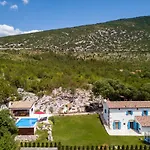 Villa Elia In Nova Vas - Haus Fuer 8-10 Personen
