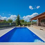 Villa Luna Tinjan, Pool And Wellness