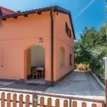 Lovely Apartment In Pavicini With Wifi