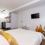 Stylish Studio Apartment By Irundo