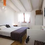 Lovely Apartment In Liznjan With House Sea View