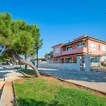 3 Bedroom Cozy Apartment In Umag