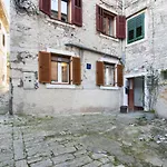 Kandlers Street Apartment