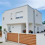 Apartvilla Zanna With Sea View For 4 People
