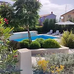 Apartment With Heated Pool, Villa Regina