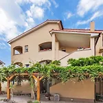 1 Bedroom Lovely Apartment In Medulin