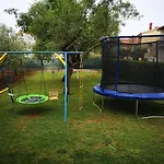 Apartment R & Z-Brand New Family Apartment With A Spacious Yard