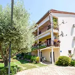 Apartment In Stinjan/Istrien 8432