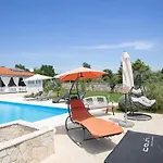 Holiday House Bilos
