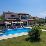 Picturesque Villa In Verteneglio With Pool
