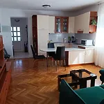 Cornelia Apartment