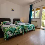 Apartment Jenny With Parking, Wi-Fi And Sea View