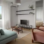Elegant, Cosy And Quiet, Just 1 Min To Amphiteatre
