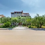 Studio Apartment Luana