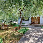 Studio Apartment Luana