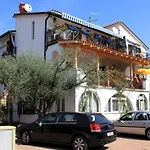 Apartments By The Sea Umag - 2528