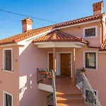Awesome Apartment In Icici With House Sea View